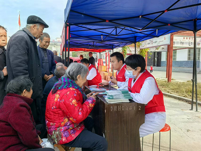 河南省健康委员会组织河南大学第一附属医院医疗服务队到庄子镇召开“健康促进321巡讲”现场交流会