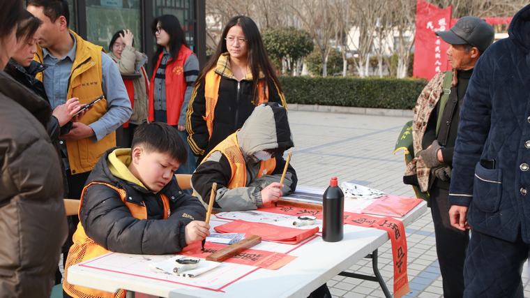 “墨韵迎春 书香传情”­——民权县图书馆举办迎新年义写春联公益活动