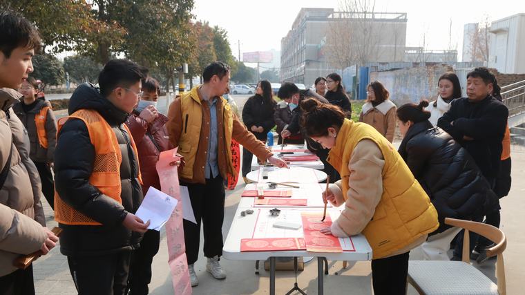 “墨韵迎春 书香传情”­——民权县图书馆举办迎新年义写春联公益活动