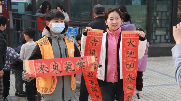 “墨韵迎春 书香传情”­——民权县图书馆举办迎新年义写春联公益活动