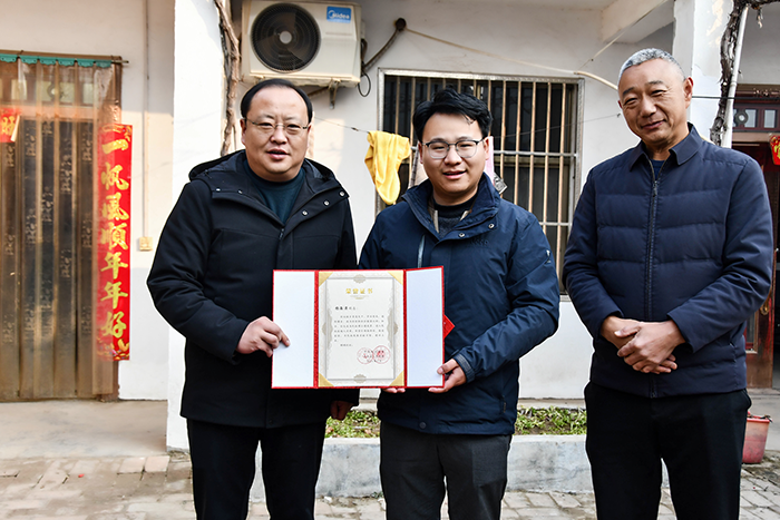 人和镇党委书记为内西村博士之家挂牌，厚植人才发展沃土