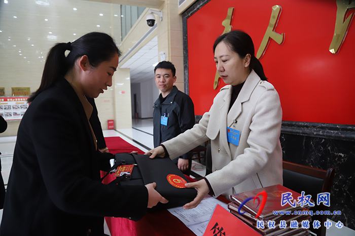 出席县十六届人大六次会议的人大代表今日报到