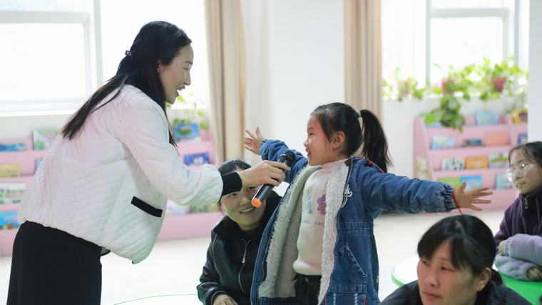 民权县图书馆举办“童梦春日 爱伴巾帼”三八妇女节亲子阅读活动